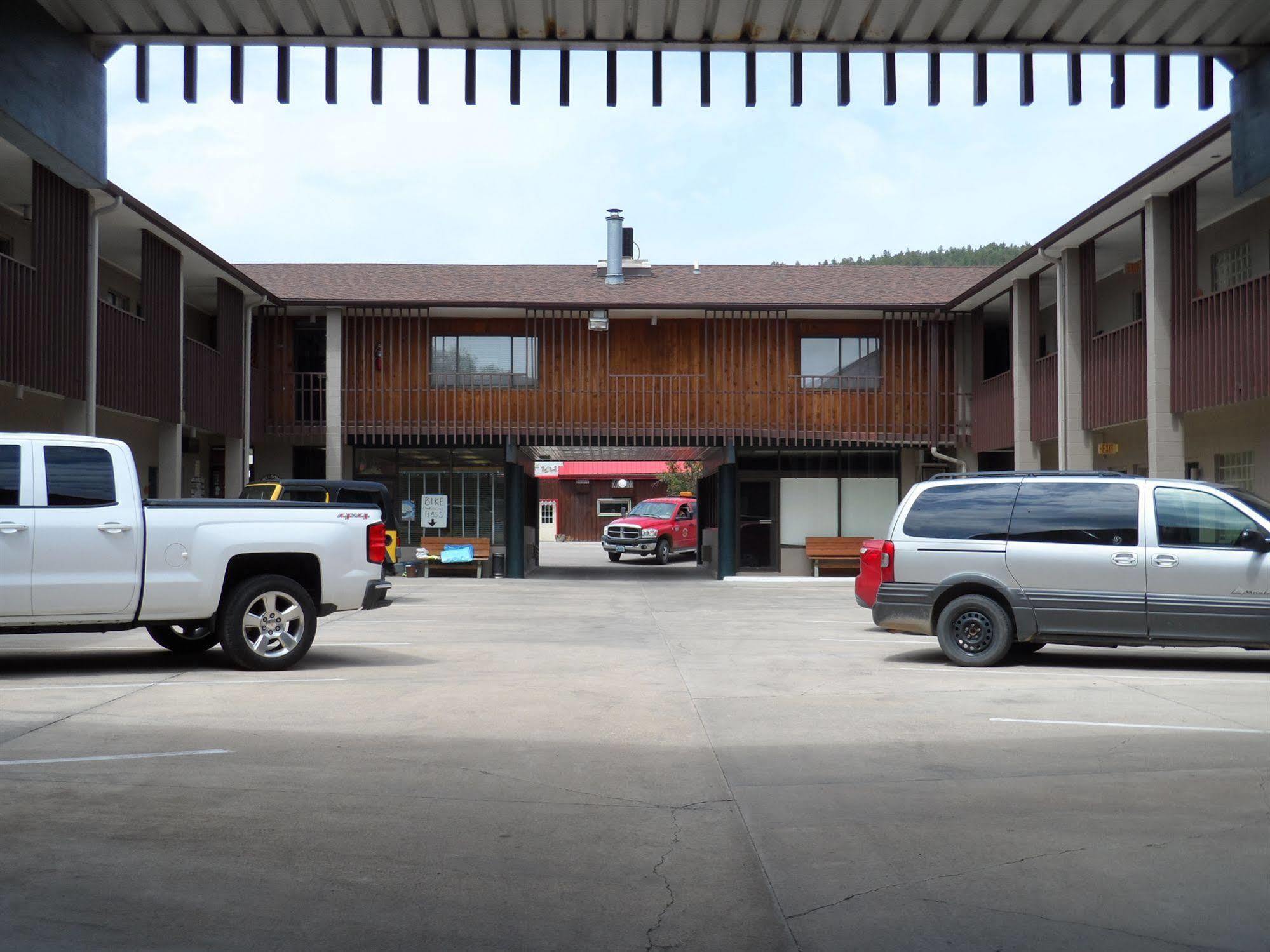 Bear Lodge Motel Сандэнс Экстерьер фото